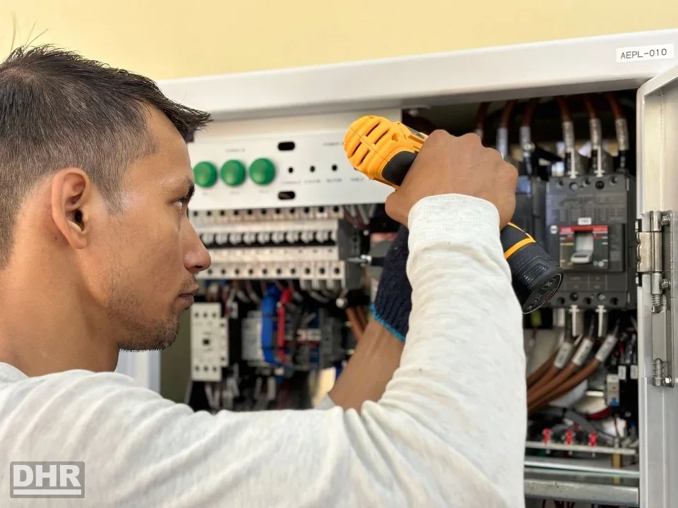 Instalaciones eléctricas industriales: montaje de un cuadro eléctrico industrial en obra de nave