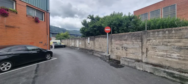 Vial asfaltado del Polígono Aurrera en Valle de Trápaga