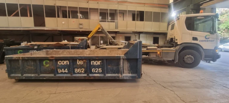 Contenedor de escombros de demolición de oficinas en nave industrial de Trapagaran