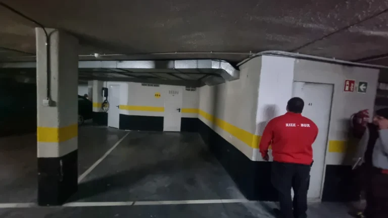 Punto de recarga de vehículo eléctrico en garaje desclasificado en Bilbao