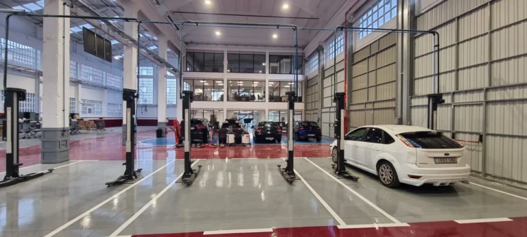 Interior de taller con instalación eléctrica industrial en Barakaldo