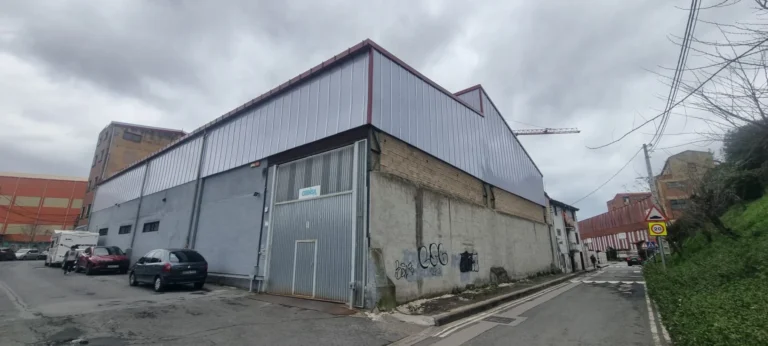 Fachada de nave industrial con licencia de actividad tramitada en Erandio